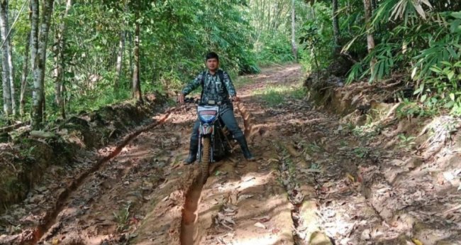 Menembus Lumpur, Menyalakan Cahaya: Kisah Guru Agama Buddha di Pedalaman Balangan