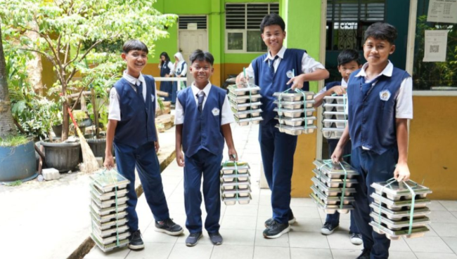 ‘Smiling Indonesia’, Wajah Baru Anak-Anak Penerima MBG yang Disorot Wakil Kepala BGN