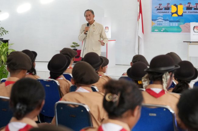 Tinjau SRMP 19 Kupang, Menteri Dody berharap Fasilitas Bagus Memotivasi Untuk Belajar Lebih Baik Tinjau SRMP 19 Kupang, Menteri Dody berharap Fasilitas Bagus Memotivasi Untuk Belajar Lebih Baik