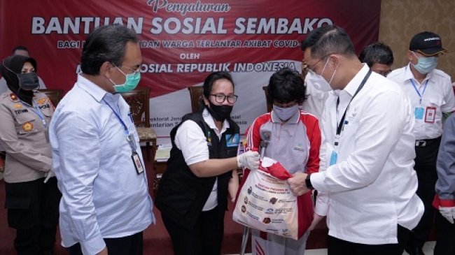 Mensos Pastikan Korban PHK dan Warga Terlantar Akibat Covid-19 Terima Bansos Mensos Pastikan Korban PHK dan Warga Terlantar Akibat Covid-19 Terima Bansos