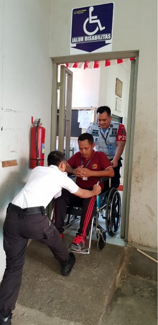 Lapas Cibinong Sediakan Jalur khusus Pengunjung Penyandang Disabilitas Lapas Cibinong Sediakan Jalur khusus Pengunjung Penyandang Disabilitas