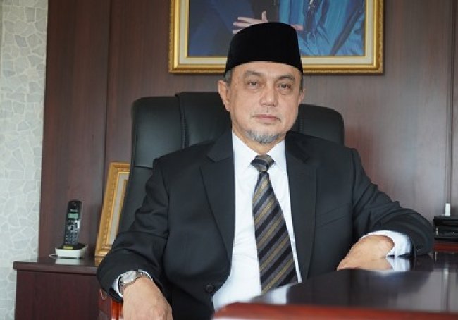 Capres Tiga Periode Versus Capres Independen Capres Tiga Periode Versus Capres Independen