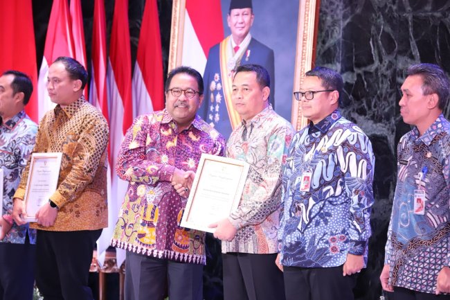 Kontribusi Terhadap Pajak Daerah, BPN DKI Jakarta Terima Penghargaan dari Gubernur Jakarta Kontribusi Terhadap Pajak Daerah, BPN DKI Jakarta Terima Penghargaan dari Gubernur Jakarta