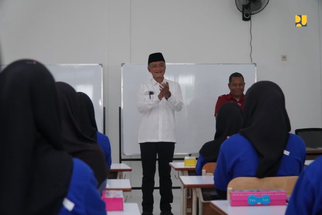 Menteri Dody Pastikan Fasilitas Sekolah Rakyat IPWL Sofifi di Maluku Utara Layak, Aman dan Nyaman Menteri Dody Pastikan Fasilitas Sekolah Rakyat IPWL Sofifi di Maluku Utara Layak, Aman dan Nyaman
