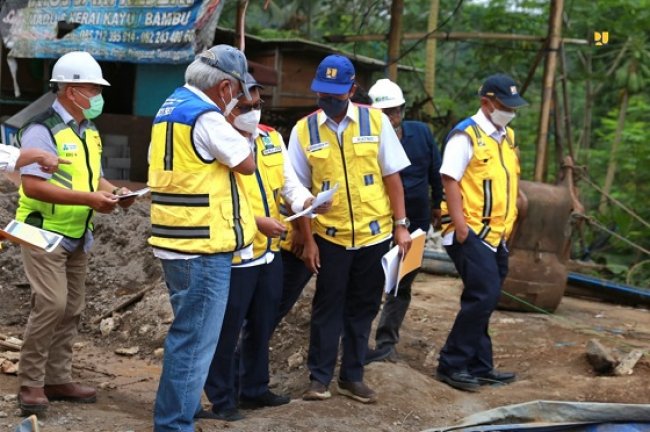 Tinjau Penanganan Longsor di Ruas Pringsurat - Temanggung, Menteri Basuki Perintahkan Untuk Rampung H-10 Lebaran 2022