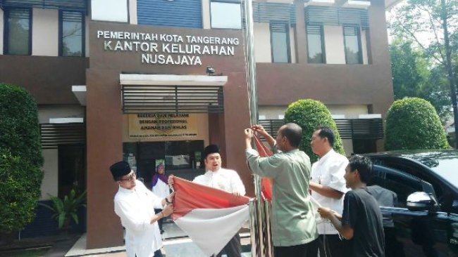   Blusukan ke Kantor Lurah, Wali Kota Tangerang Ganti Bendera Kusam dengan yang Baru