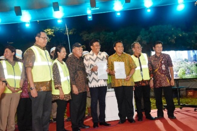 Pengoperasian Jembatan Semanggi, Menteri Basuki Serahkan SLF kepada Djarot