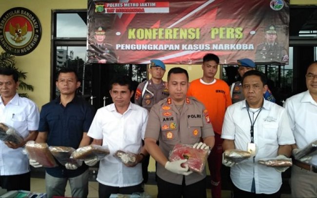 Polres Jaktim Ungkap Peredaran Ganja 43 Kg dan Sabu yang Dikendalikan Napi di Dua Lapas