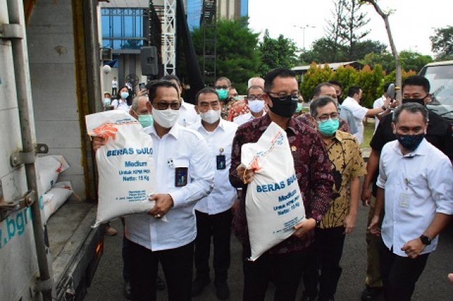 BULOG Tuntaskan Penyaluran Beras Kepada 10 Juta Keluarga  