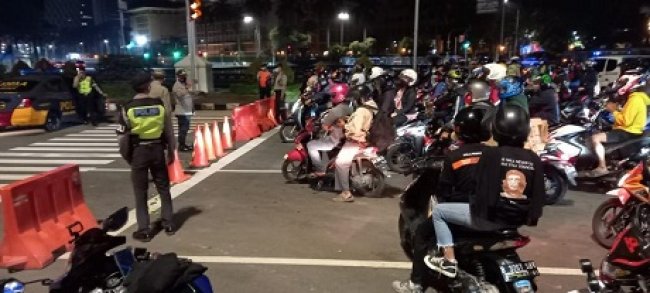 Sat Patwal Polda Metro Jaya Bubarkan Pengendara Motor