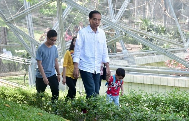 Ajak Cucu ke TMII, Presiden Kenalkan Berbagai Spesies Burung