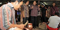 Menteri Koperasi dan UKM Anak Agung Gede Ngurah Puspayoga Meninjau Pengrajin Berbahan Tembaga dan Kuningan di Boyolali.