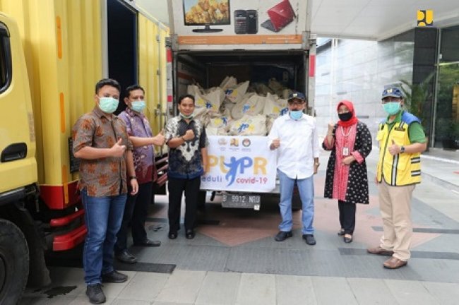 Lagi, Kementerian PUPR Salurkan Bansos Bagi Pemangkas Rambut Garut Terdampak COVID-19 