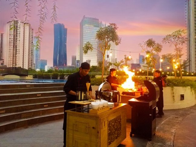 Menikmati Barbeque Ditemani Indahnya Pemandangan Malam Langit Jakarta  