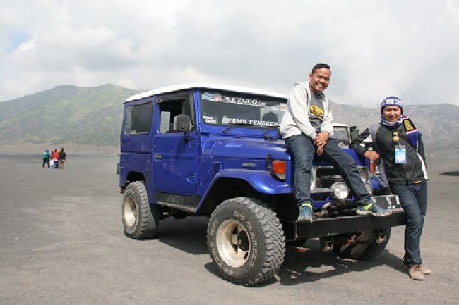 Sensasi Naik Jeep di Lautan Pasir Bromo 