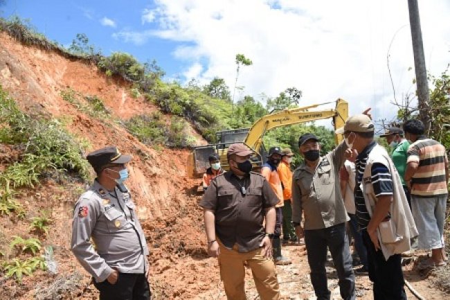 Gerak Cepat Bupati Dolly Atasi Jalan Longsor di Padang Mandailing Garugur 