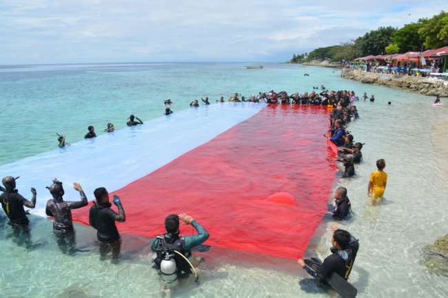 Pemkab Banggai Bentangkan Bendera Merah Putih di area pantai Km 5