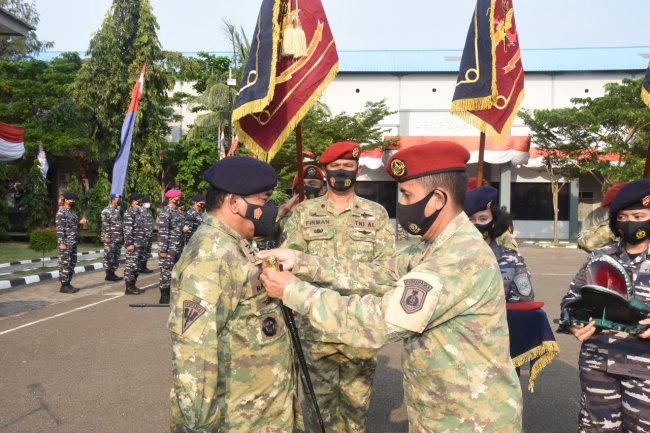 KOMANDAN PUSKOPASKA MENYEMATKAN BRIVET MANUSIA KATAK KEPADA PANGKOARMADA I