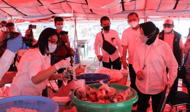 Kemensos Salurkan 935 Paket Makanan Siap Saji Bagi Warga Marjinal