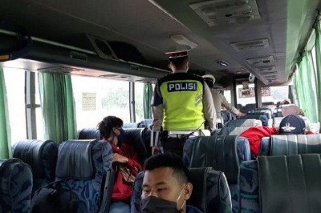 Terimaksih Pak Polisi, Telah Membatu Menemukan Dompet dan HP Tertinggal di Bus