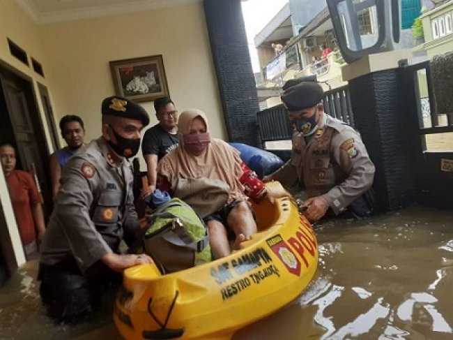 Polri Kerahkan 2.576 Personel Bantu Korban Banjir