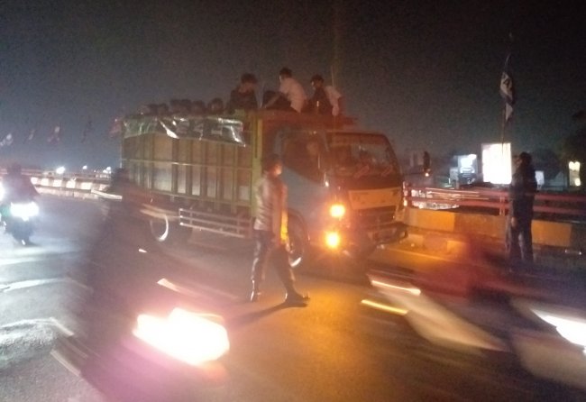 Polisi Bubarkan Kerumunan di Jalan Layang Cikampek