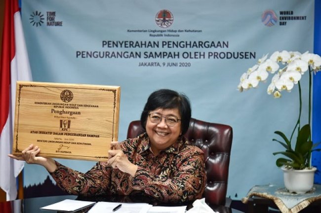 Menteri Siti Nurbaya: Serahkan Penghargaan Bisnis Kurangi Sampah 