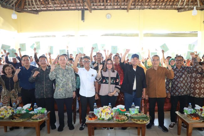 Menteri Nusron Serahkan Sertipikat Hasil Konsolidasi Tanah Tutupan Jepang