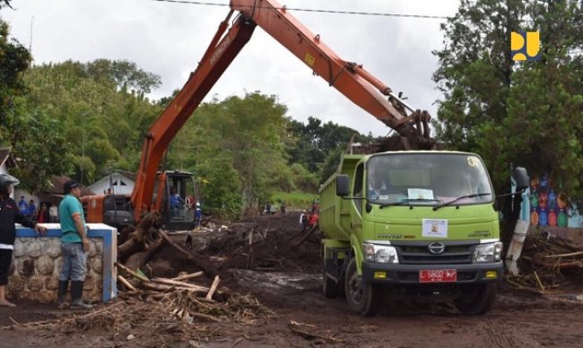 Kementerian PUPR Kirim Alat Berat ke Lokasi Banjir Bandang Banyuwangi