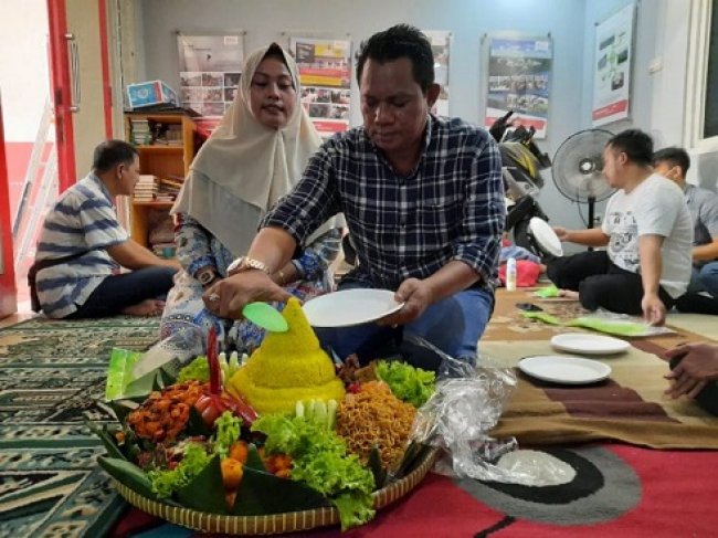 Yah..Bambang yang merayakan hari ulang tahun yang ke 58 Kamis 23 Juli 2020 kemarin, berkunjung ke Rumah Anak Yatim Piatu Mizan Amanah, di Jln. Rawajati Timur, Kalibata, Jakarta Selatan, Kamis (23/07/2020).