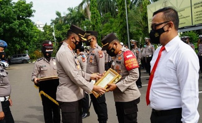 Berikan Penghargaan Pada Personil  Berprestasi