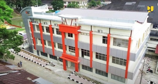 Kementerian PUPR melalui Direktorat Jenderal Cipta Karya melanjutkan pembangunan Gedung Laboratorium dan Bengkel Elektro Politeknik Negeri Padang yang mangkrak dari 1 lantai menjadi 3 lantai seluas 1.512 m2. 