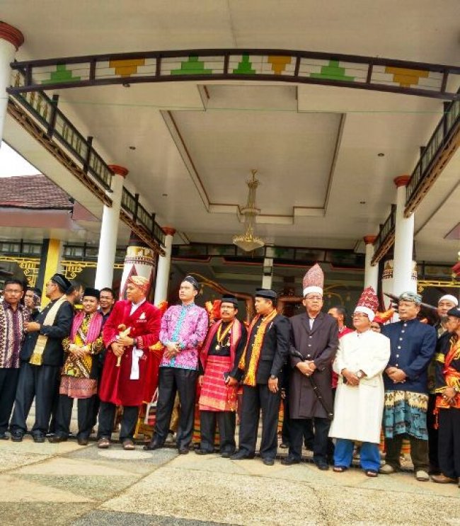 Dijamu Bupati Lampung Tengah, Dianugerahi Gelar Adat 