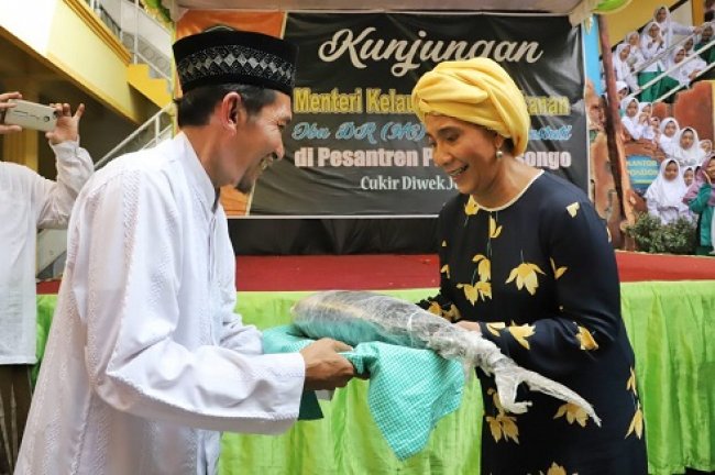 Kunjungi Jombang, KKP Beri Bantuan Ikan Segar ke Pesantren dan Panti Asuhan Menteri Kelautan dan Perikanan Susi Pudjiastuti