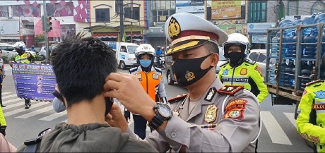 Satlantas Polres Depok Bagi Ratusan Masker kepada Pengendara Motor 