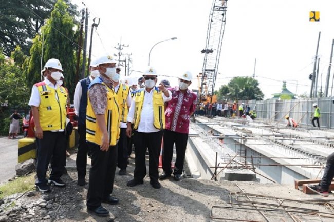 Tinjau Perbaikan Jembatan Ngaglik Lamongan, Menteri Basuki Targetkan Rampung H-10 Lebaran 2022