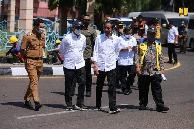 Menteri Basuki Dampingi Presiden Jokowi Tinjau Pelaksanaan Program Padat Karya Tunai Bidang Jalan dan Jembatan