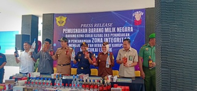 Bea Cukai Luwuk Musnahkan Tembakau serta Minuman Beralkohol Ilegal