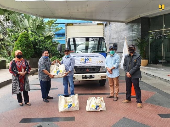 Kementerian Pekerjaan Umum dan Perumahan Rakyat (PUPR) kembali menyalurkan Bantuan Sosial (Bansos) sebanyak 200 kantung sembako diberikan kepada Persatuan Wartawan Indonesia (PWI).