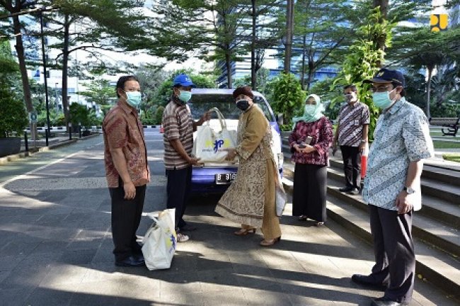 Terus Peduli, Kementerian PUPR Salurkan Bansos Bagi Penjahit 