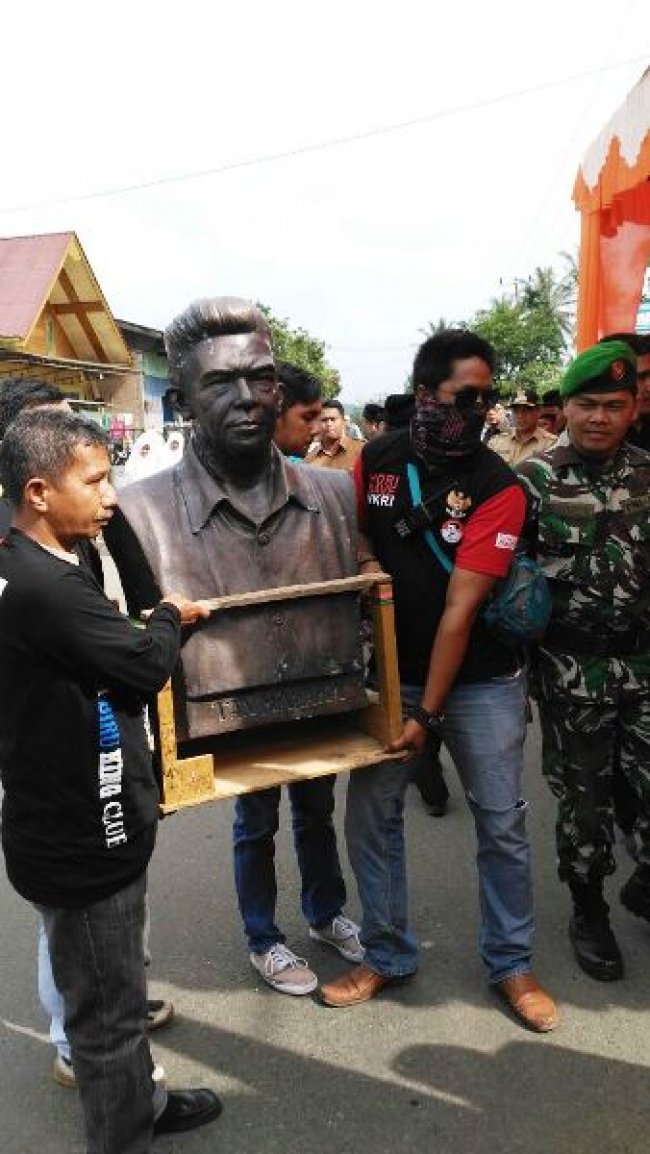 Tanah Makam dan Patung Tan Malaka Diarak ke Pandamgadang