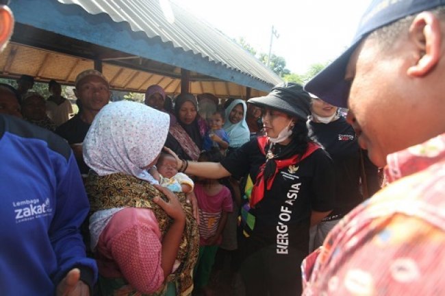 Bintang Puspayoga Ajak Wanita Korban Gempa di Lombok Berdayakan Ekonomi