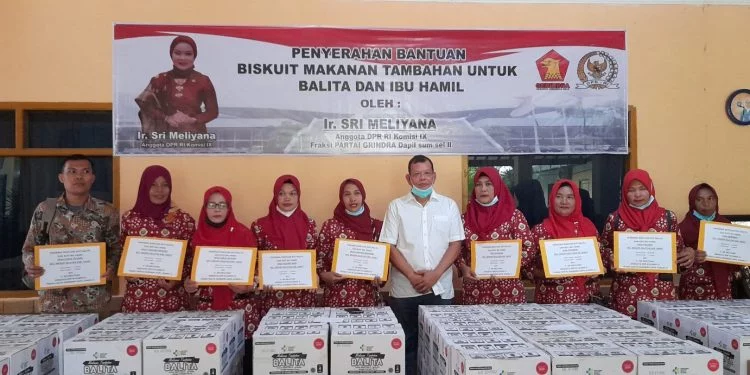 Anggota DPR Sri Meliyana Serahkan Bantuan PMT di Lahat