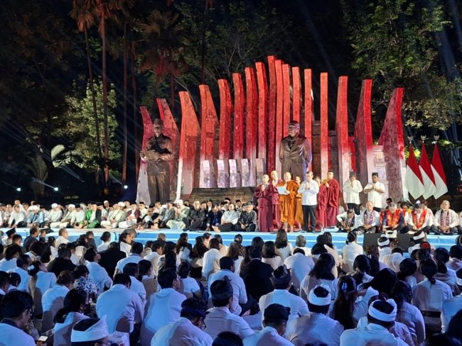 Bhikkhu Dhammavuddho Thera Mewakili Agama Buddha Lakukan Doa Kebangsaan 80 Tahun Indonesia Merdeka