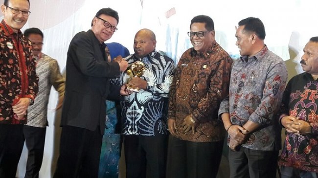 Bupati  Merauke, Frederikus Gebze