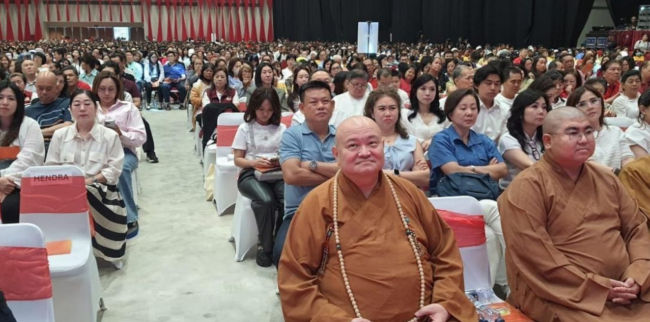 Grand Puja Jakarta 2025: Doa dan Kebajikan Menyatukan 6.000 Umat Buddha di PIK 2