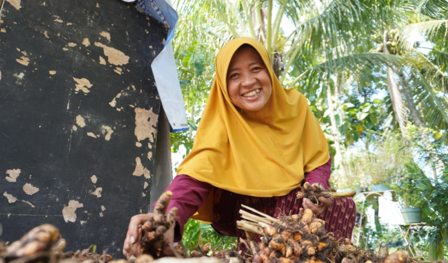Tak Berjubah, Tapi Berjuang: Ibu-Ibu Mekaar, Pahlawan Ekonomi Keluarga Indonesia