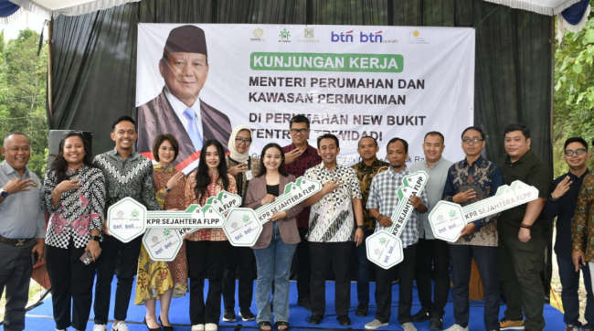 BP Tapera bersama Kementerian PKP Serah Terima Kunci kepada Debitur Rumah FLPP New Bukit Tentrem