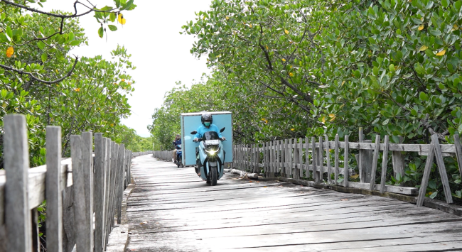Menembus Jembatan Kayu Rapuh, Pak Asdar Antar Makanan Bergizi ke Ujung Pulau Osi