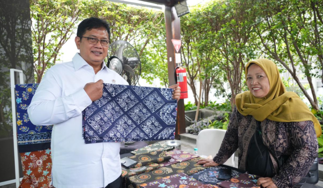 Didampingi PNM Urus Dokumen Usaha, Ibu Rantiyem Mantap Kembangkan dan Wariskan Usaha Batik